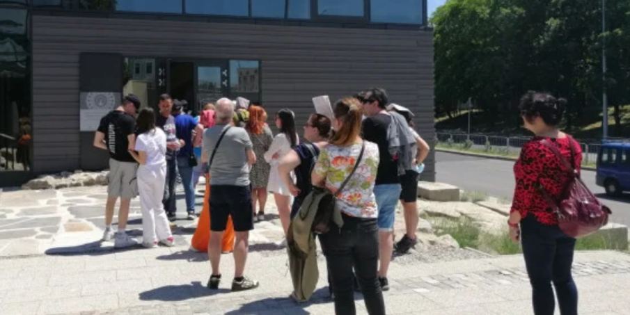 Опашки се вият пред Голямата базилика на Пловдив