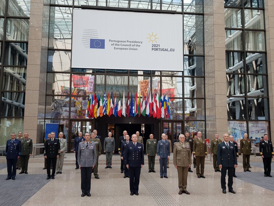 Началникът на отбраната участва в пролетните сесии на ЕС и НАТО (СНИМКИ)