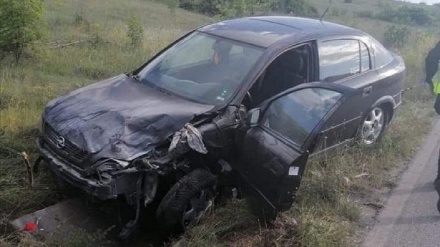 НА КОСЪМ ОТ СМЪРТТА: Джигит с мерцедес прати шофьор в канавка (СНИМКИ/ВИДЕО)