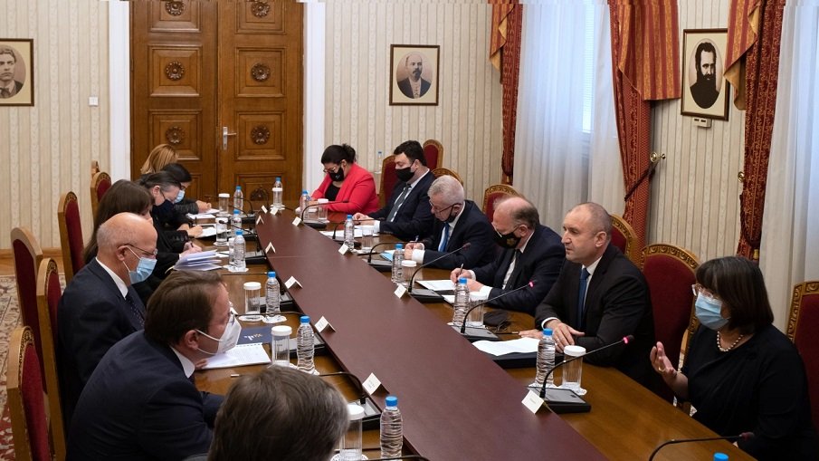 Румен Радев мълчи за Северна Македония след срещата с комисаря по разширяването на ЕС