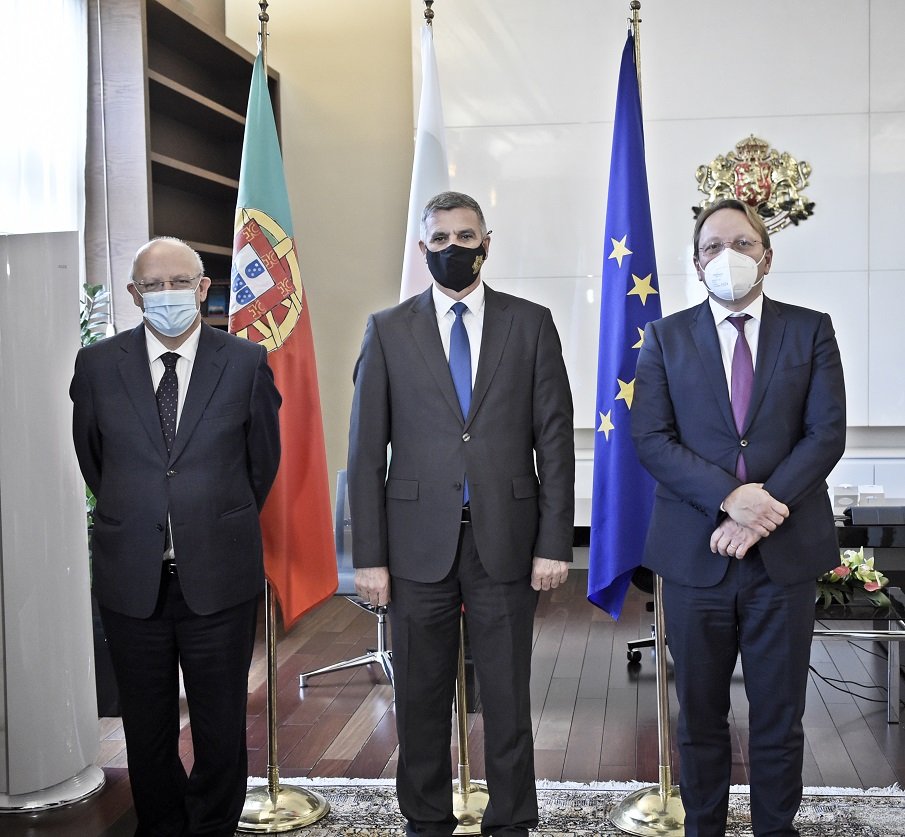 Стефан Янев се срещна с португалския външен министър и с еврокомисар Вархеи - гостите изразиха готовност да посредничат при преговорите със Северна Македония