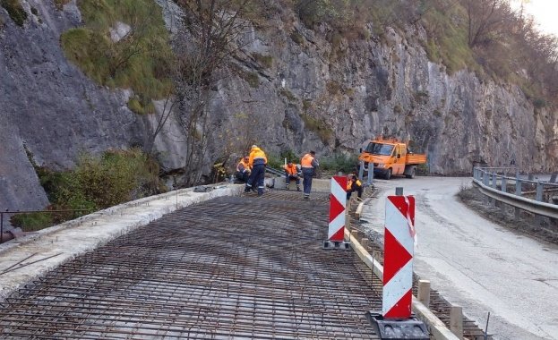 Продължава ремонтът на пътя за Кръстова гора