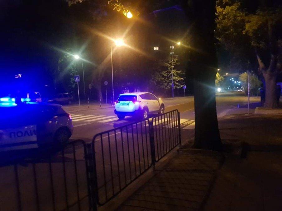 ОТ ПОСЛЕДНИТЕ МИНУТИ! Кола помете тийнейджъри на пешеходна пътека в Бургас