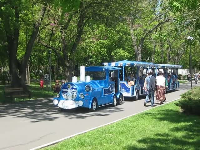 Влакче атракцион помете дете и дядо му на алея в Бургас
