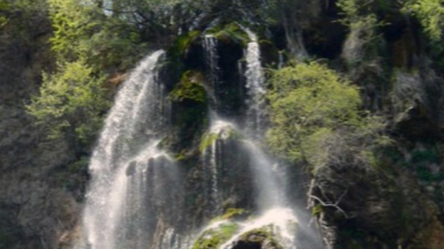 Наплив от туристи на Скакавишкия водопад