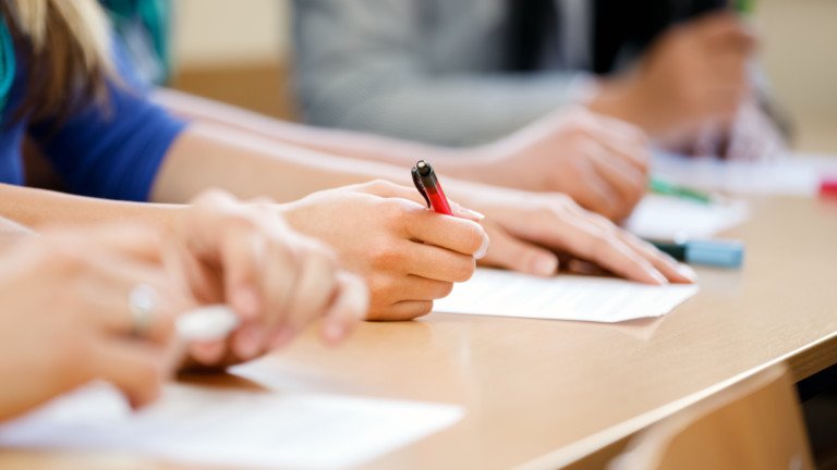 От МОН искат учебната година да приключи спокойно