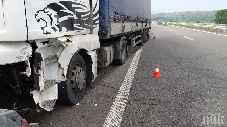 ОТ ПОСЛЕДНИТЕ МИНУТИ: Аварирал камион блокира трафика в тунел „Мало Бучино“ на магистрала „Струма“
