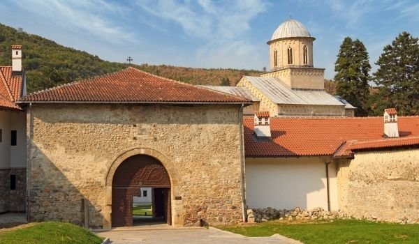 Започна албанска атака срещу сръбските манастири