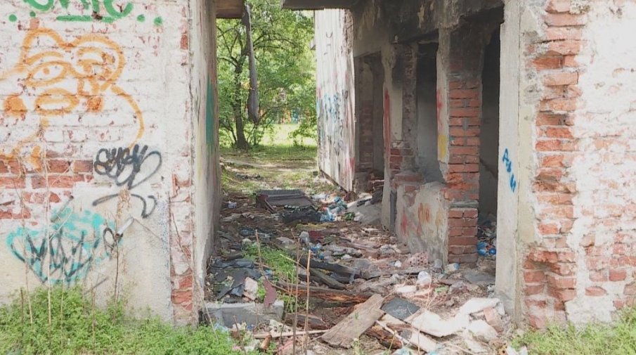 Сграда се руши на метри от детска градина в София