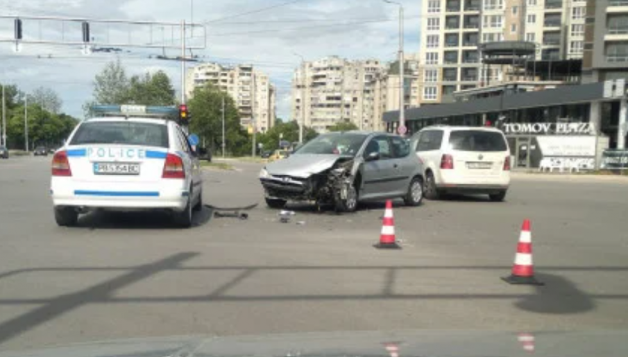Две коли се помляха заради умните светофари в Пловдив