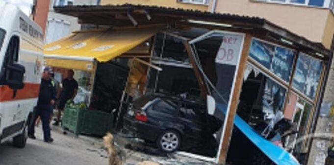 СТРАШНО МЕЛЕ: Автомобил влетя в магазин в Гоце Делчев (СНИМКА)