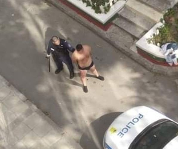 Мъж с психични отклонения се съблече на детска площадка във Варна, влезе и в чужда спалня