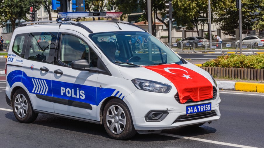 ЕКШЪН С ГОНКА: Микробус с 56 мигранти и само 15 места падна в нива в Турция