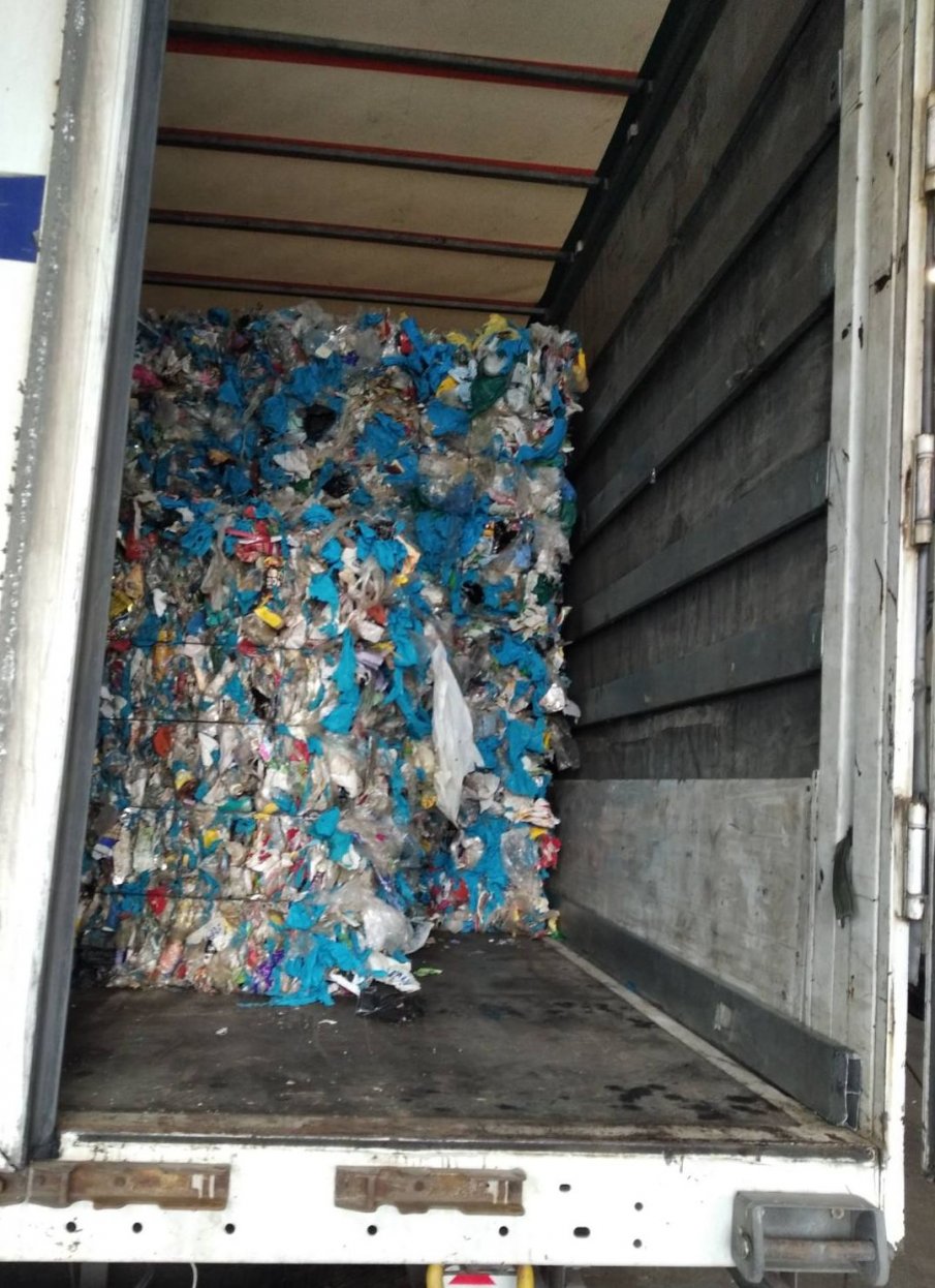 Камиони с пластмасови отпадъци от Румъния, Полша и България са задържани на границата с Турция (СНИМКИ)