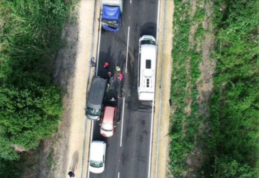 ОТ ПОСЛЕДНИТЕ МИНУТИ: Камион и бус се разбиха на Околовръстното на Пловдив