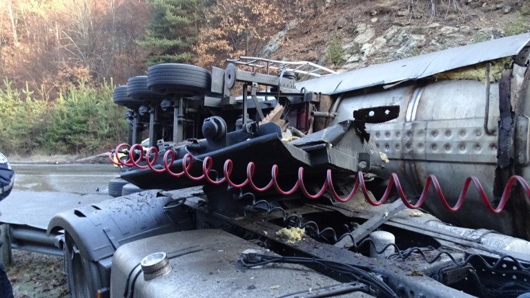 ИЗВЪНРЕДНО: Цистерна се обърна на пътя Русе - Разград, има теч на гориво