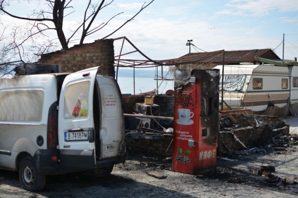 Пожар унищожи рибарска барака и каравана в Траката