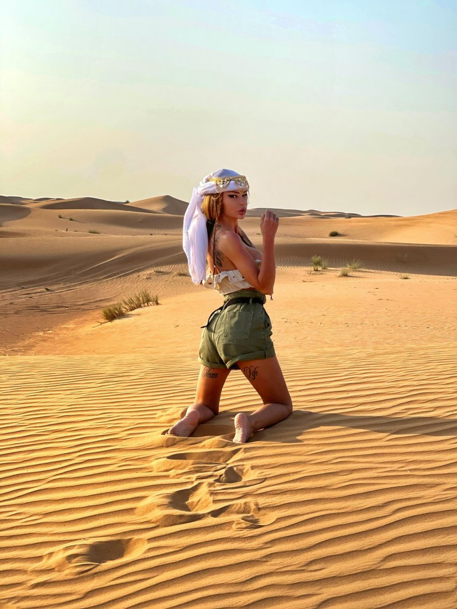 Плеймейтката Деси Димитрова като арабска принцеса в пустинята
