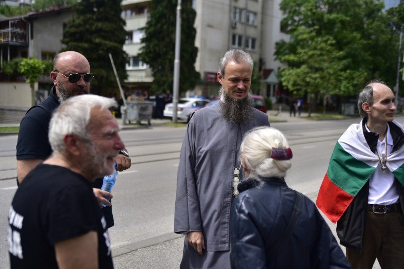Егати държавата: агенти на ДАНС бягат през задния вход от Дионисий и Йоло Денев