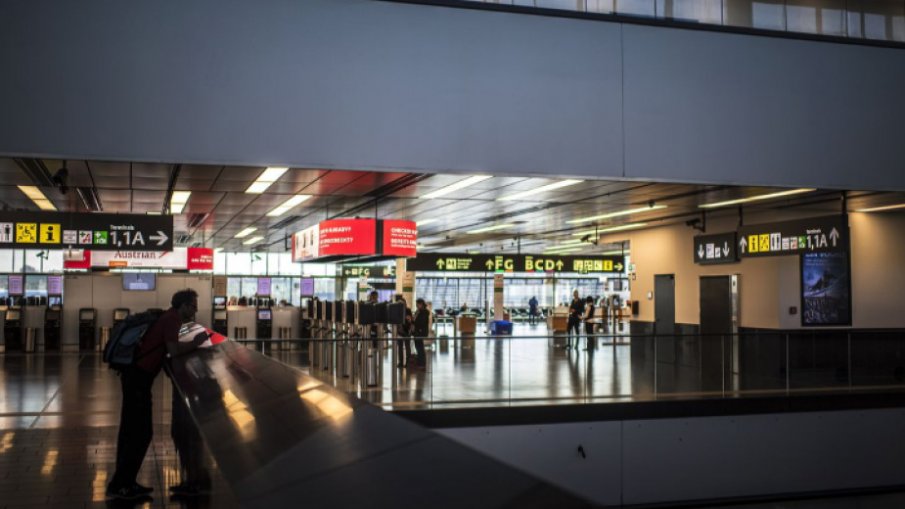 Австрия забранява преките полети и туристите от Великобритания