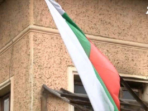 Заплашиха жител на Скопие заради развято българско знаме