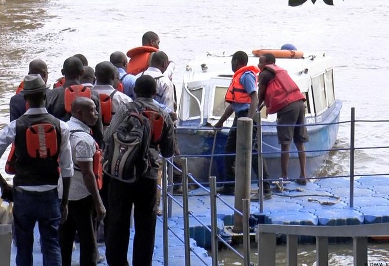 ТРАГЕДИЯ: Претоварена лодка със 160 души на борда потъна в река Нигер