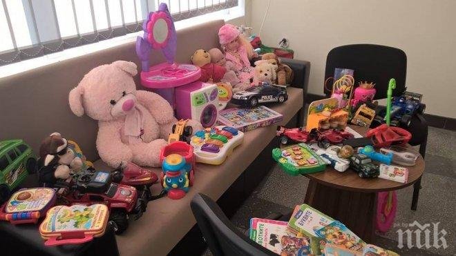 Проверяват за безопасност играчки за Деня на детето