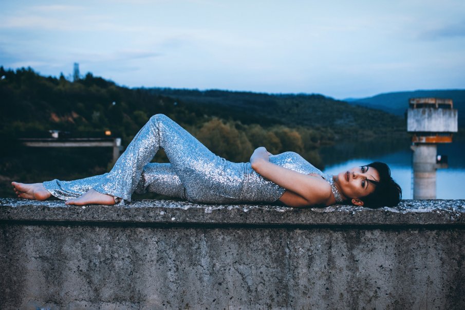 Звезда от Откраднат живот изпъкна като Мис Бал с рокля втора употреба (СНИМКИ)