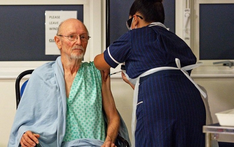 Почина Уилям Шекспир - първият мъж с ваксина срещу COVID-19