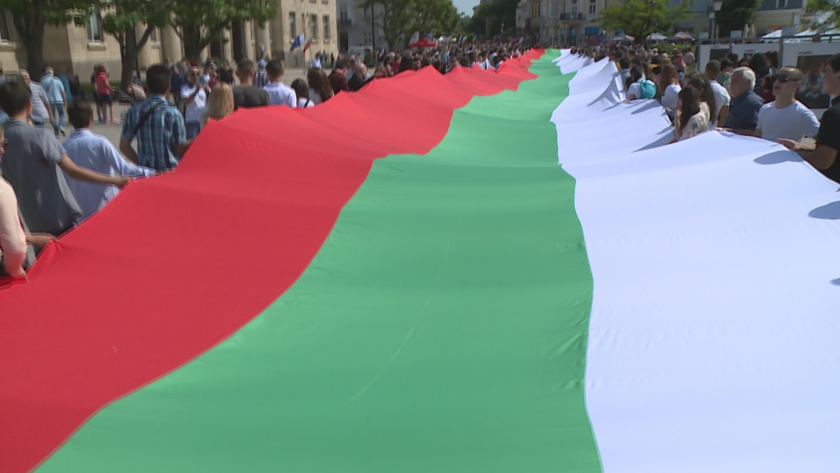 Празнично шествие с 80-метров трибагреник в Русе за 24 май