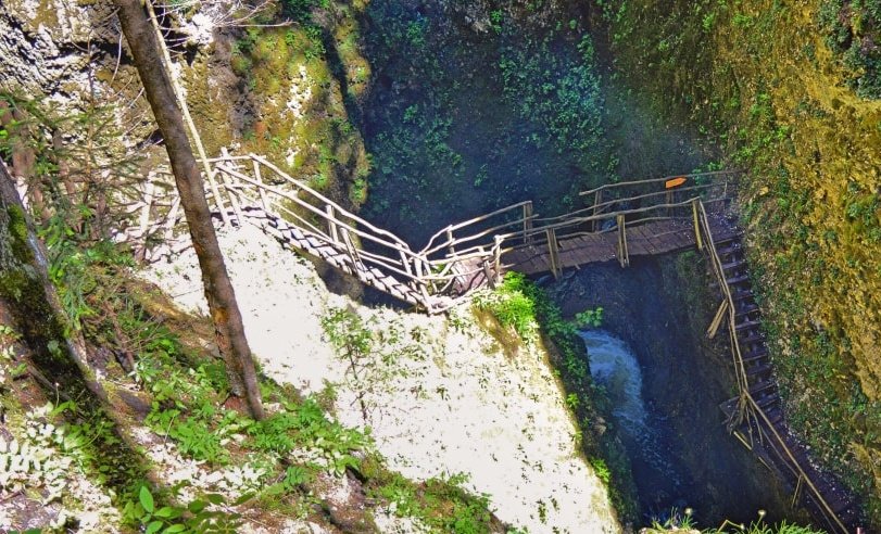 Две рускини паднаха от скала край Ягодинската пещера, спасители ги вадят от пропастта