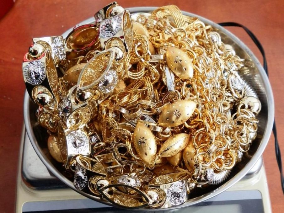 Златни и сребърни накити за близо 74 000 лева откриха митничарите на Капитан Андреево (СНИМКИ)