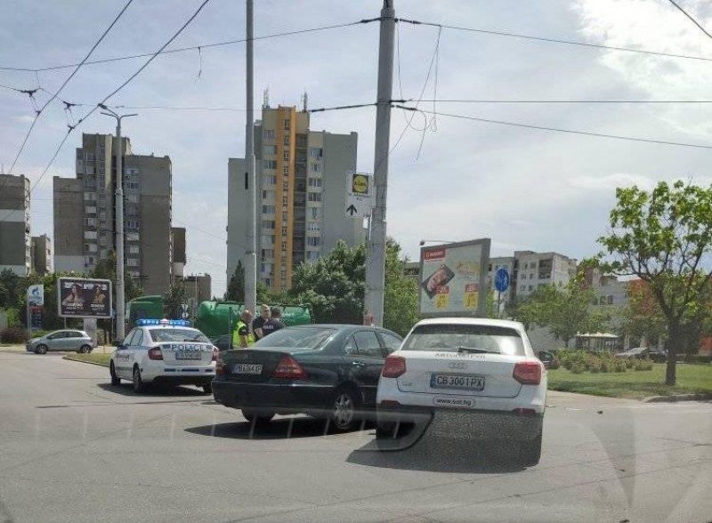 Две коли се помляха на кръстовище в Пловдив