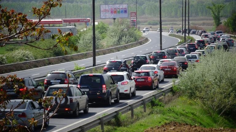 Голяма тапа на Струма заради катастрофа, колите едва пъплят (СНИМКА)