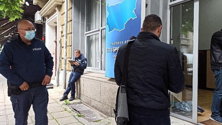 ВАНДАЛСТВО: Потрошиха офис на ГЕРБ в София за трети път (СНИМКИ)