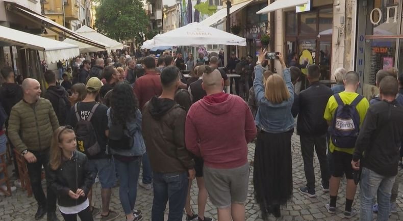 ПОДКРЕПА! Пловдив скочи в защита на уличен продавач на чорапи