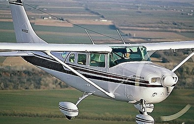 Самолет със седем души на борда се разби в езеро в Тенеси