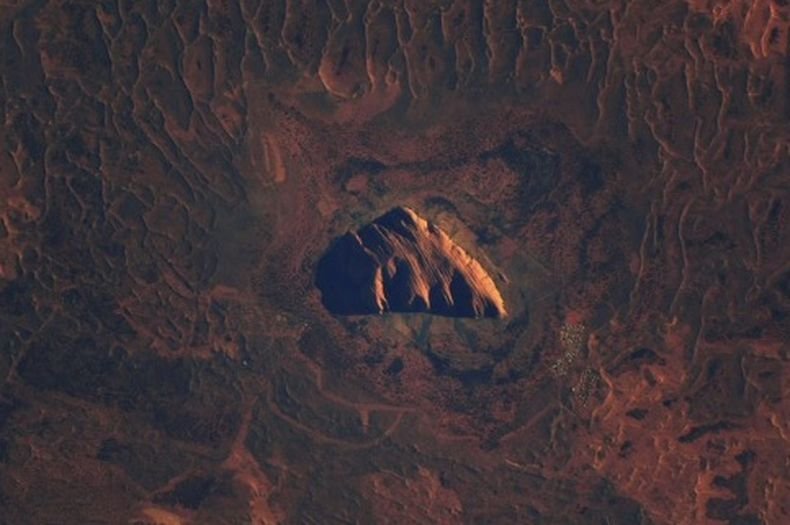 УНИКАЛНО! Френски астронавт показа снимка на свещената скала Улуру от Космоса