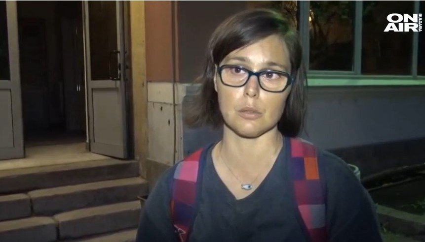 НАПРЕЖЕНИЕ В ПЛОВДИВ: Ултраси нахлуха в сградата на БНР! Детска книжка с теми за различна сексуалност взриви скандала