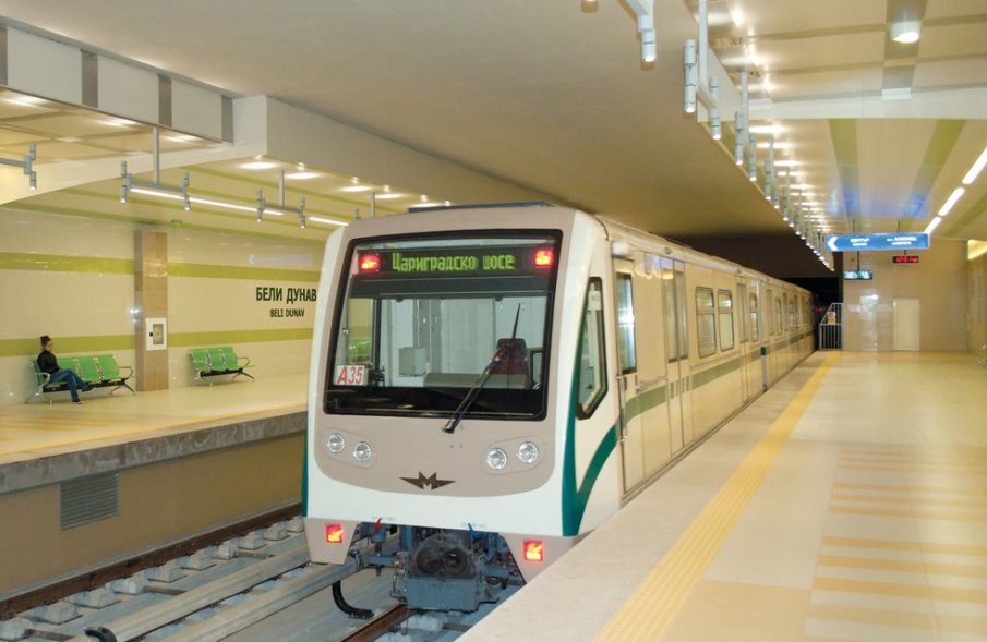 1 ЮНИ В МЕТРОТО: Обучават деца да карат влака