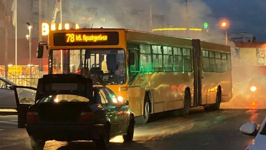 ОТ ПОСЛЕДНИТЕ МИНУТИ: Запали се автобус от градския транспорт в София (ВИДЕО)