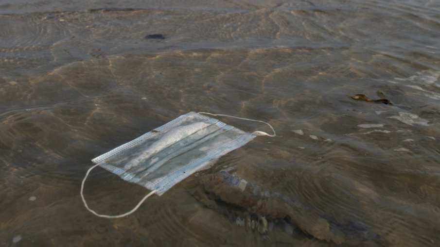 Mаските в морето станаха повече от медузите