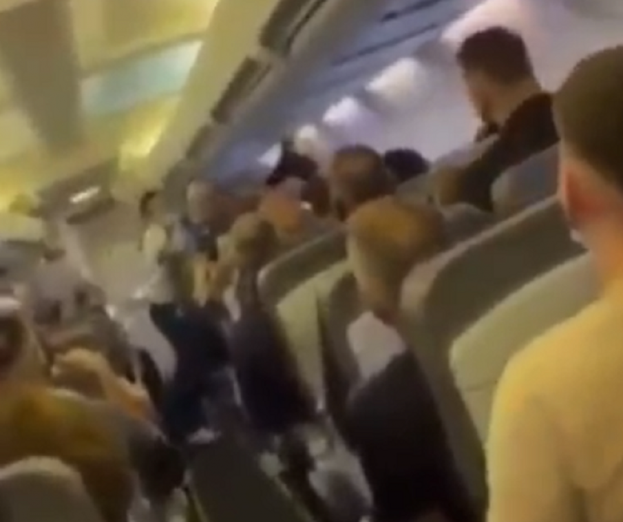 ЕКШЪН В НЕБЕТО: Пътници се биха на борда на самолет от Прищина за Базел (ВИДЕО)