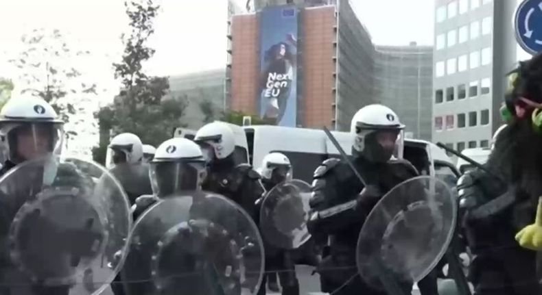 Полицията разгони с лютив спрей и палки демонстранти срещу мерките в Брюксел