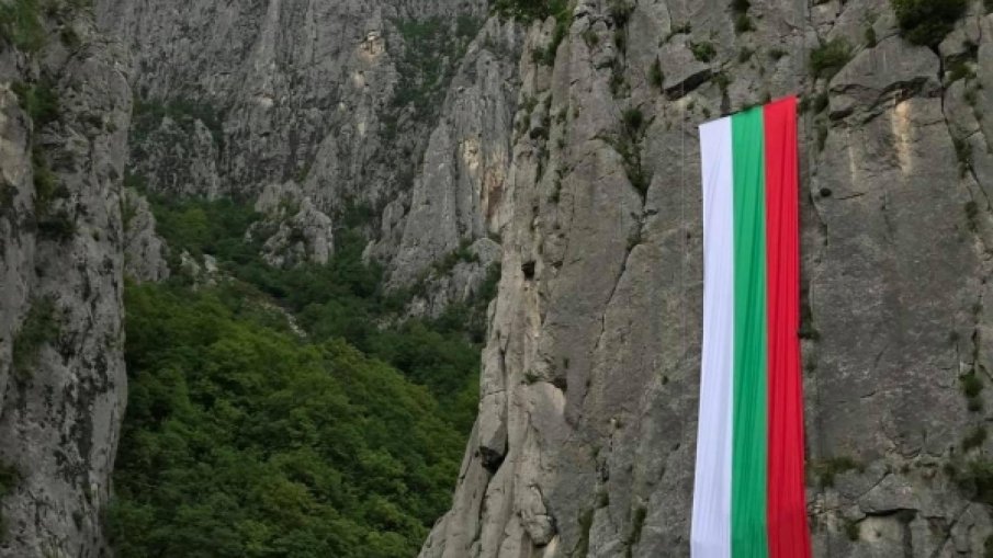 ПАТРИОТИЧНО: Алпинисти издигнаха 20-метров трибагреник на прохода Вратцата