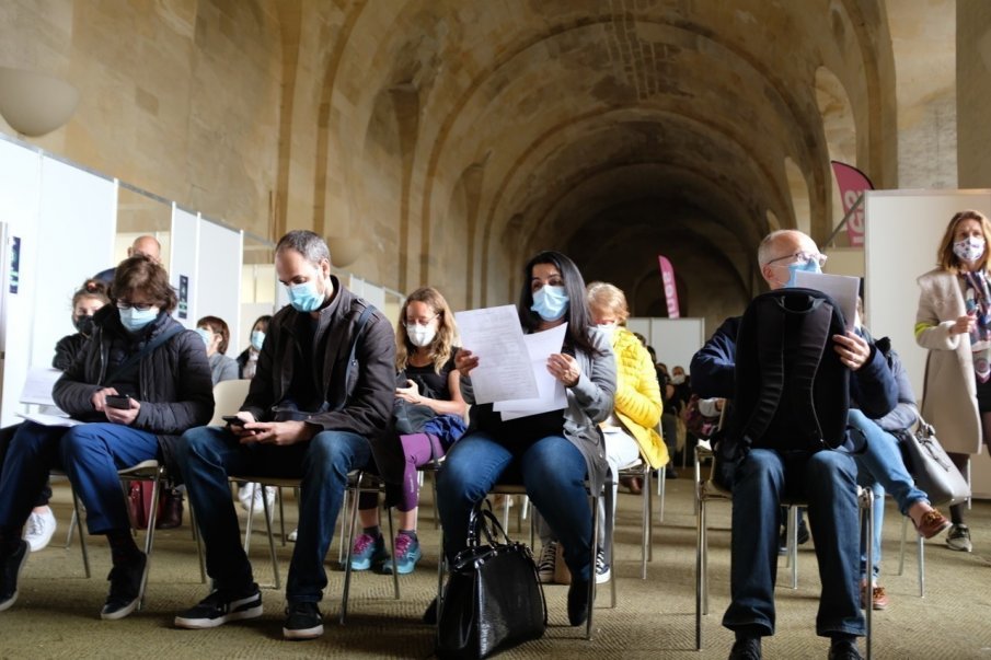 Дворецът Версай се превърна във ваксинационен център