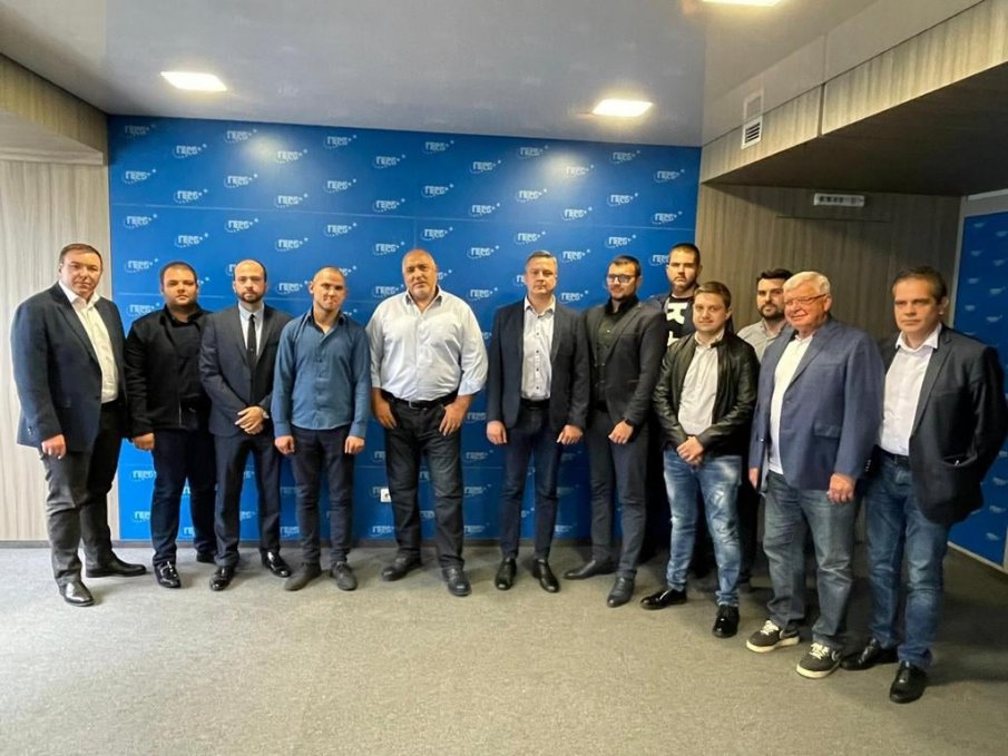 ЕКСКЛУЗИВНО В ПИК! Лидерът на ГЕРБ Бойко Борисов за пореден ден проведе срещи с млади хора от партията (СНИМКИ)