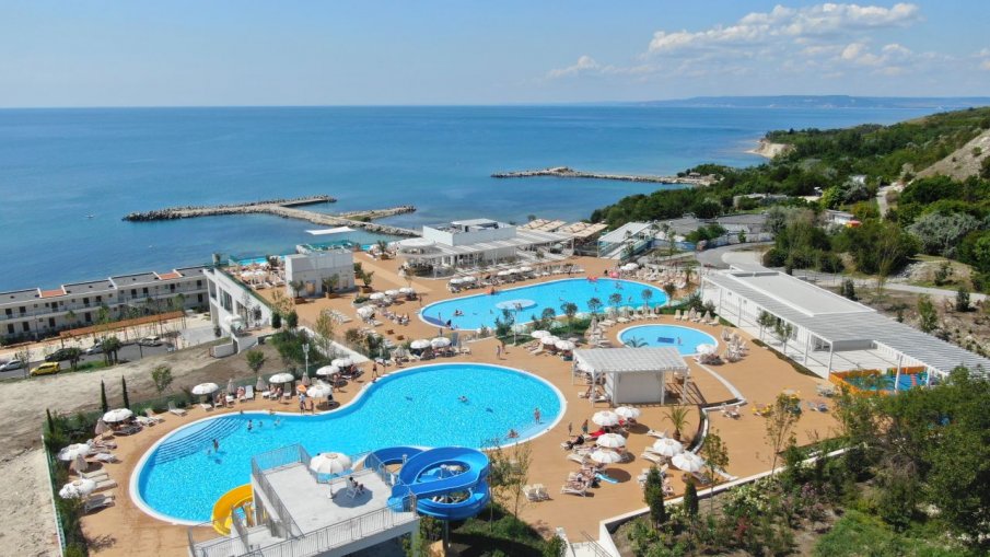 Работна група от представители на държавата и туристическия бизнес обсъди на онлайн среща възможностите за успешен летен сезон