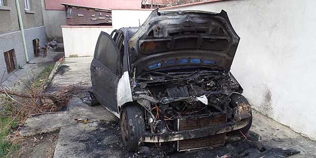Подпалиха с коктейл Молотов колата на инспектор от ДАИ в Пазарджик