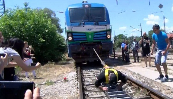 РЕКОРД ЗА ГИНЕС: Полицай от Пловдив издърпа като перце 85-тонен локомотив